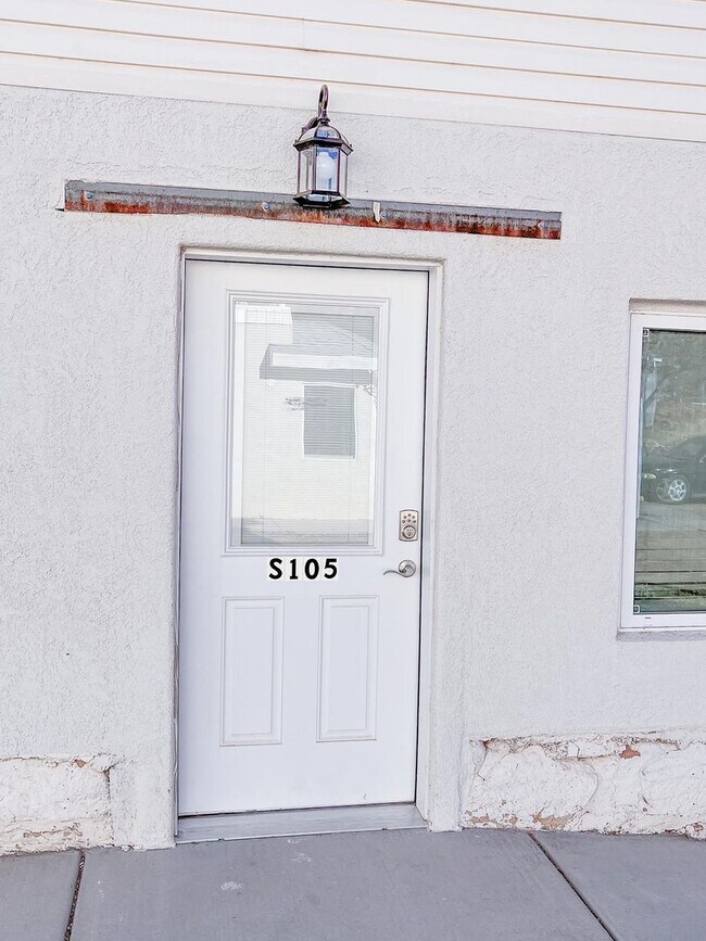 Building Photo - S105 2 Bed 1 Bath in Hildale *utilities included*