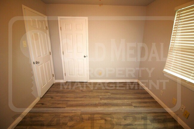 Building Photo - 205 E Vardeman Ave