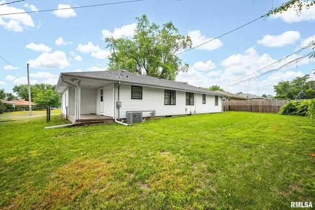Building Photo - 1407 W Sunnyview Dr