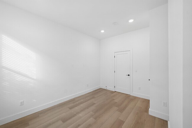 Building Photo - 529 Park Ave
