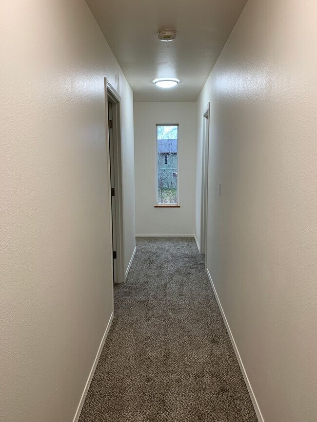 Building Photo - 3 Bdrm, 1 & 1/2 Ba | Muldoon & E 36th Ave ...