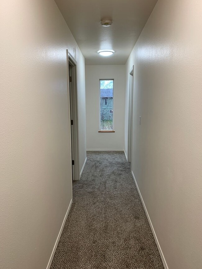 Building Photo - 3 Bdrm, 1 & 1/2 Ba | Muldoon & E 36th Ave area