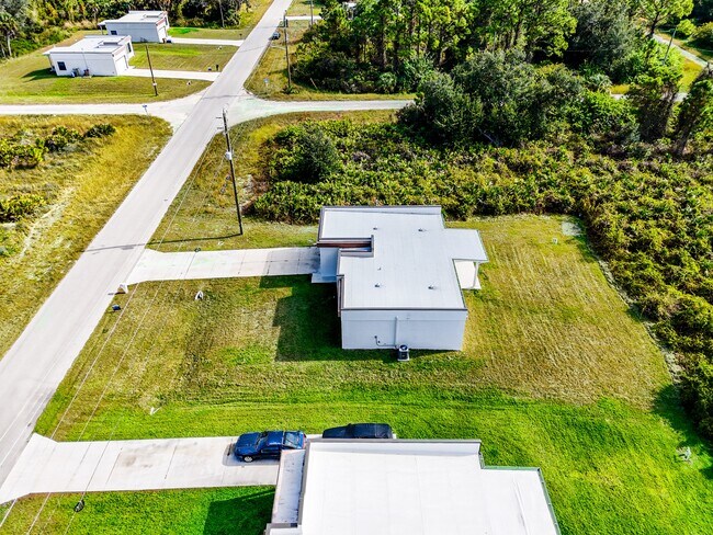 Building Photo - 679 Windermere Dr