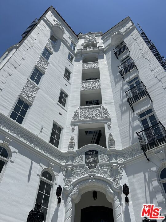 Building Photo - 1302 N Sweetzer Ave