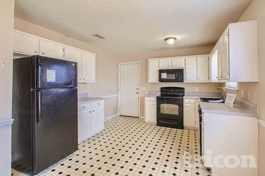 Building Photo - 128 Royal Garden Dr