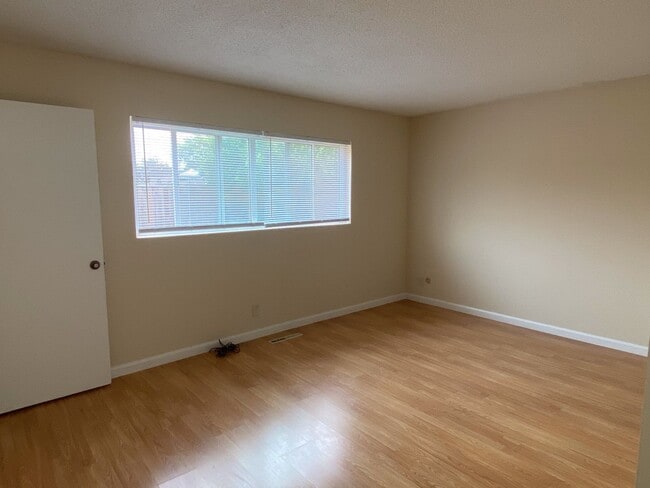 Building Photo - Newark 4 beds 2 baths Single Family House with Big Lot, Move In Ready!