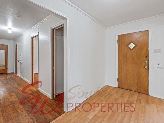 Building Photo - 4 Bedroom Home Just One Block from Campus | 2 Living Areas + Corner Lot