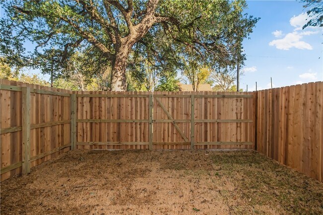 Building Photo - 601 W 24th St