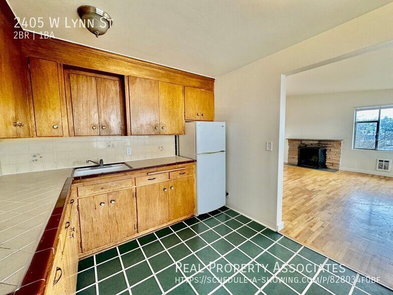 Building Photo - 2405 W Lynn St