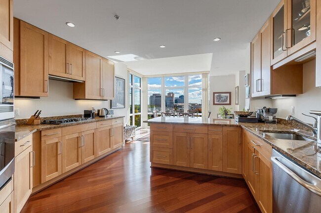 Building Photo - 8220 Crestwood Heights Dr