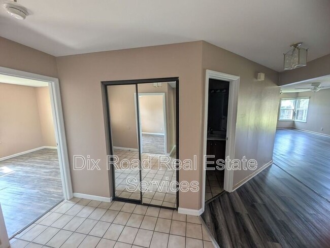 Building Photo - 8881 Davidgate Dr
