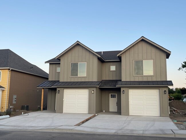 Building Photo - 1502 S E Landen Dr