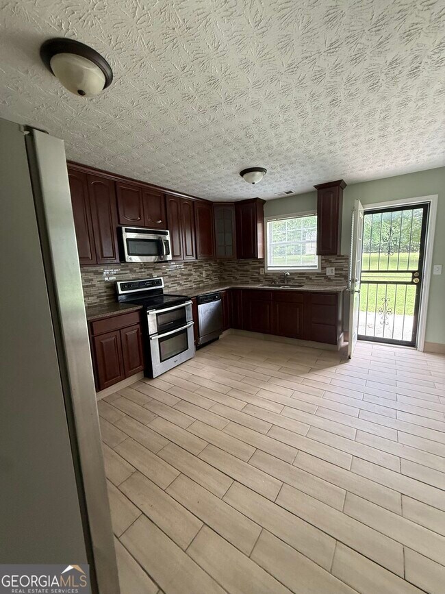 Building Photo - 755 Tara Bend