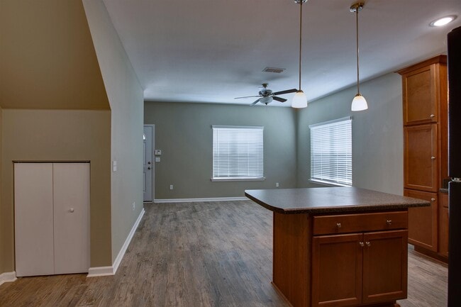 Building Photo - 2202 Cedarbrook Ct