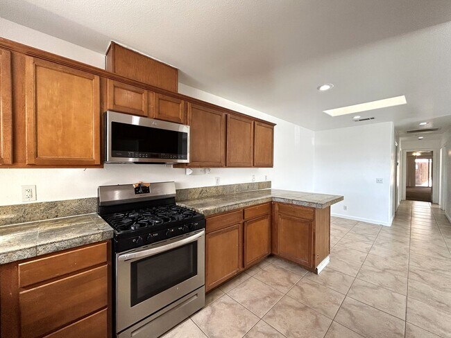 Building Photo - AVAILABLE NOW!! 3 Bedroom 2 Bath Apartment...