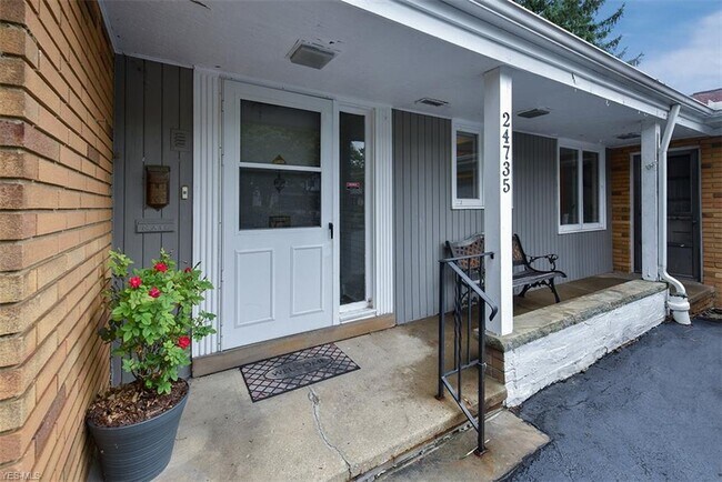 Building Photo - 24735 Twickenham Dr