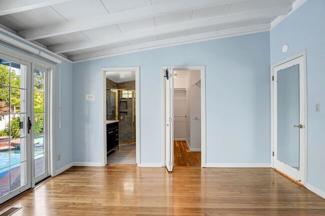 Building Photo - Spacious 4 bed, 2.5 Bath Home with Bonus Room and Pool in Palo Alto!