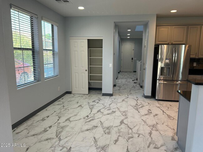 Building Photo - 869 E Doral Ct