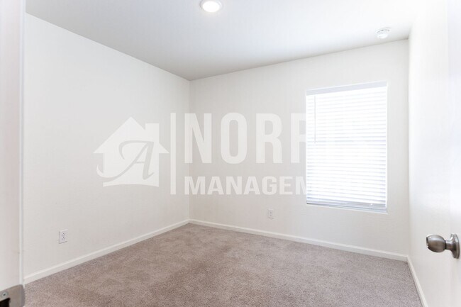 Building Photo - Newer Home in Eloy