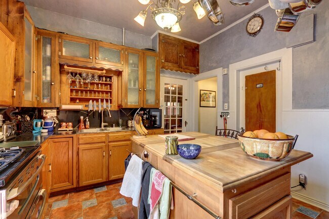 Building Photo - Bungalow in Desirable Highlands! Location Matters!