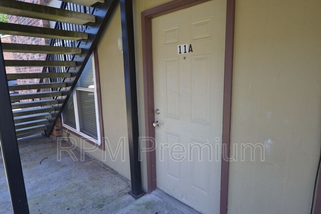 Building Photo - 2150 N Sherwood Forest Dr