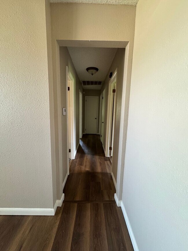 Building Photo - MOVE IN SPECIAL CALL NOW