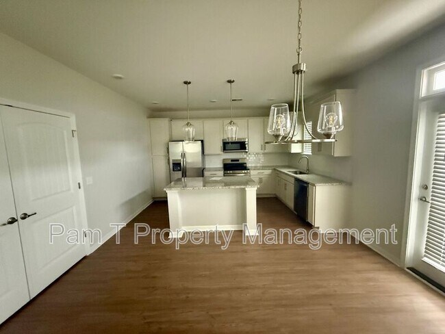 Building Photo - 400 Airways Ave