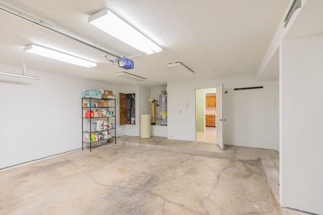 Building Photo - Charming 3 Bedroom 2 Bathroom - Spacious & Fenced Backyard