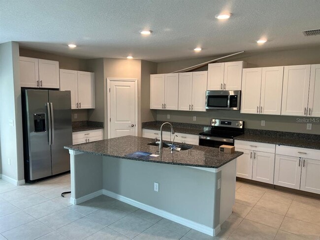 Building Photo - 580 Royal Empress Dr