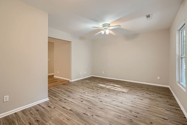 Building Photo - Affordable 2 Story Home - Fresh Paint - New flooring Large Lot - Close to Downtown Atlanta