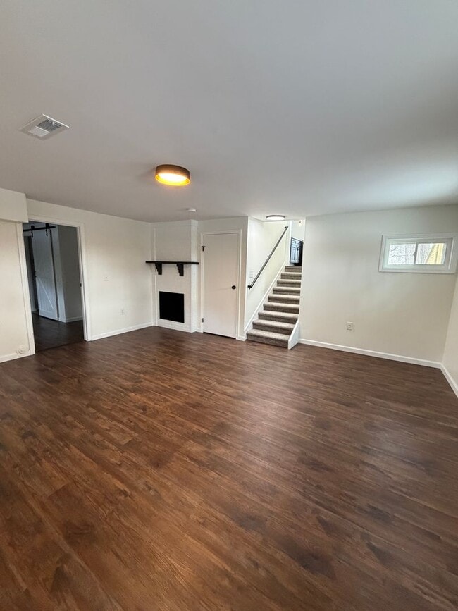 Building Photo - Beautifully Renovated 3/2 in Huge Lot