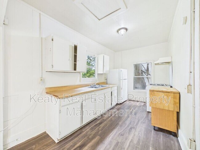 Building Photo - 119 Delories St