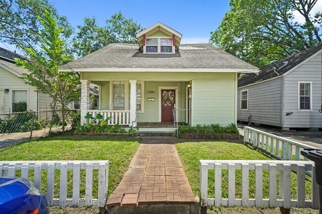 Primary Photo - 1320 Alexander St