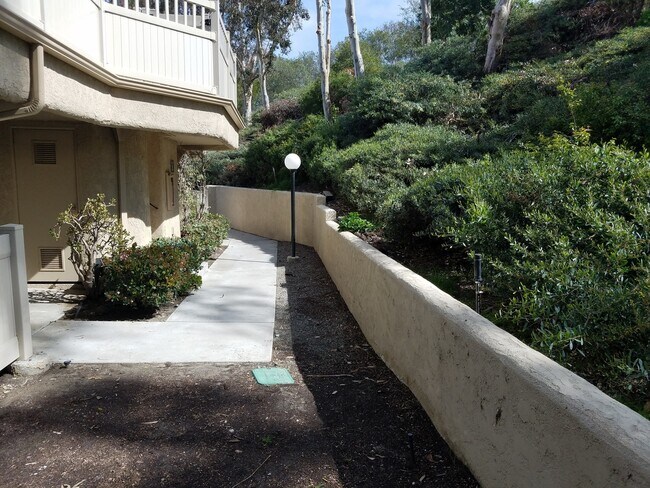 Building Photo - 1 BED/ 1 BATH CONDO