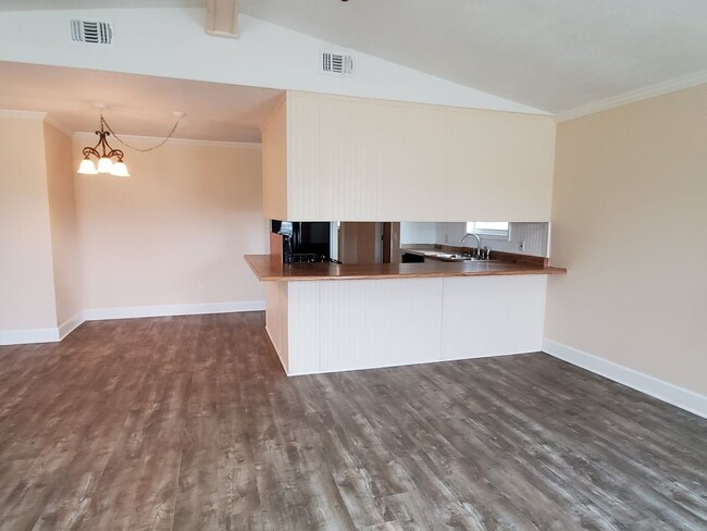 Building Photo - For Lease - Spacious 3 BR|1 BA Home, 10 Mi...