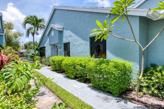 Building Photo - 3895 Island Club Cir W