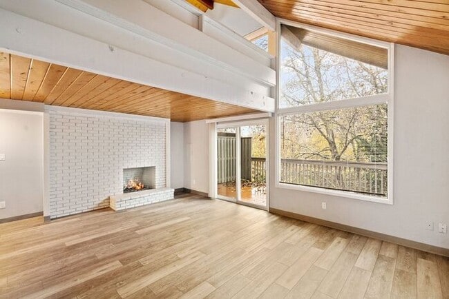 Building Photo - Beautiful Rustic-Style 1-bedroom Apartment...