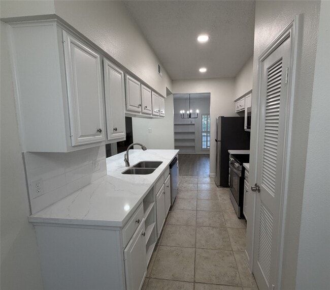 Building Photo - 1025 Fountain View Dr