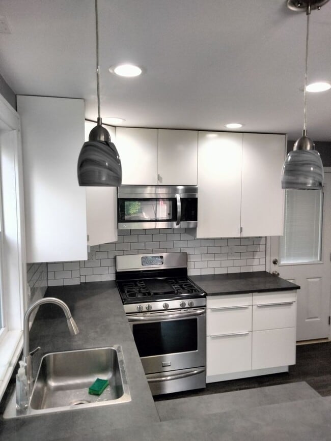 Building Photo - Beautiful 2-Bedroom Brookline Home for Rent