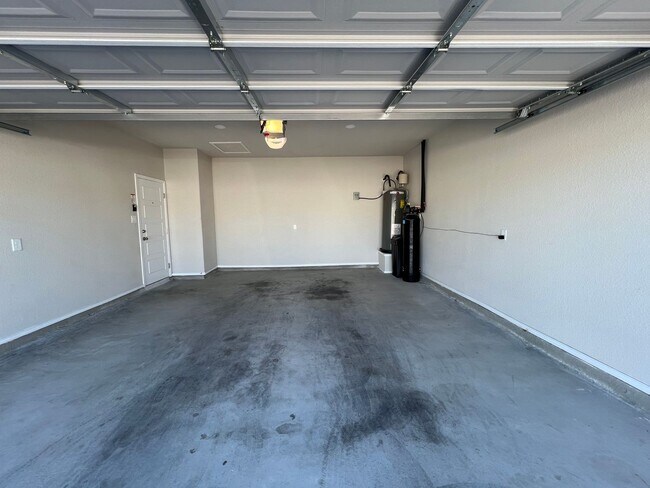 Building Photo - Luxury 3/2 Duplex in Seguin, Texas