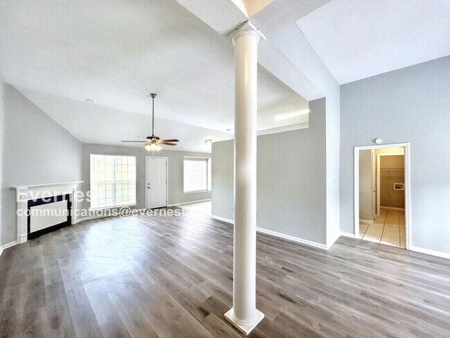 Building Photo - Spacious 3 Bed, 2 Bath / Pet-Friendly / Coming Soon!