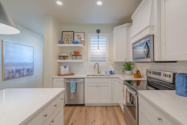 Building Photo - Flexible lease options! Spacious Townhome in Washington