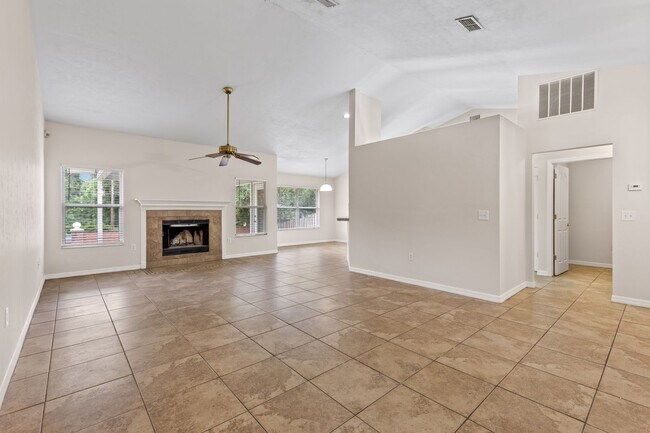 Building Photo - 3 Bedroom, 2 Bath Home in Broadmoor