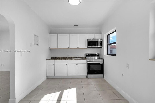 Building Photo - 130 SW 31st Ct