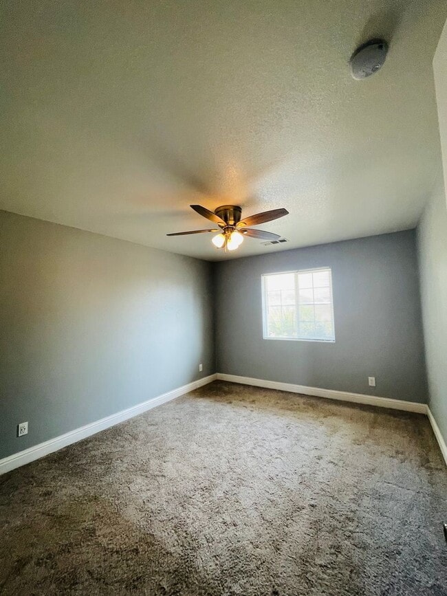 Building Photo - $1,795 Belmont & McCall, 2 Bedroom - Belmo...