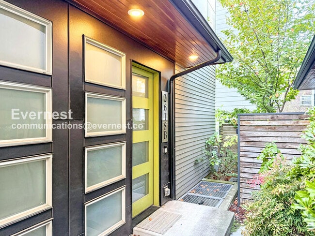 Building Photo - 2618 Eastlake Ave E