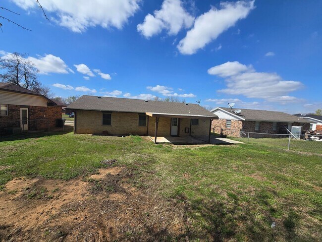 Building Photo - 3 Bed 1.5 Bath in Shawnee!