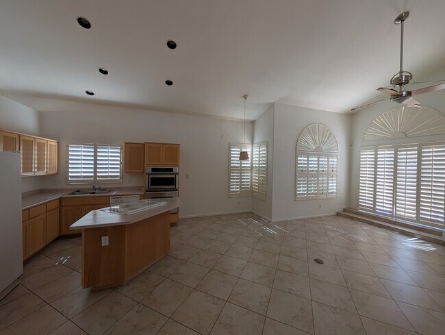 Building Photo - Pointe Tapatio 3br with garage