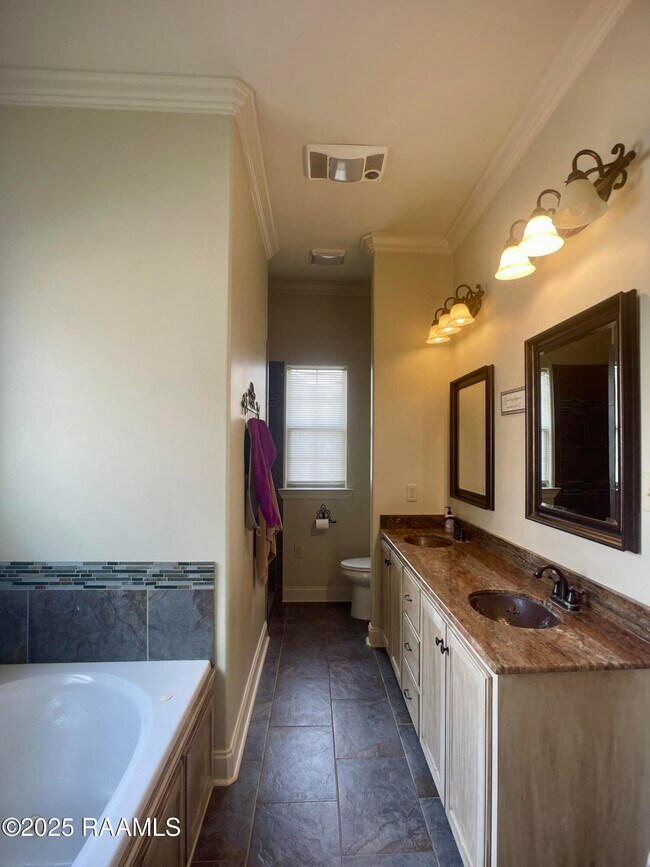Building Photo - 144 Heathwood Dr