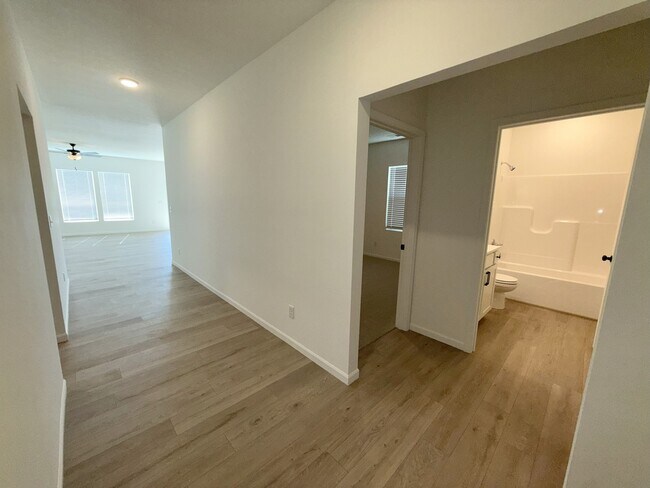Building Photo - 9617 N Colrain Ave